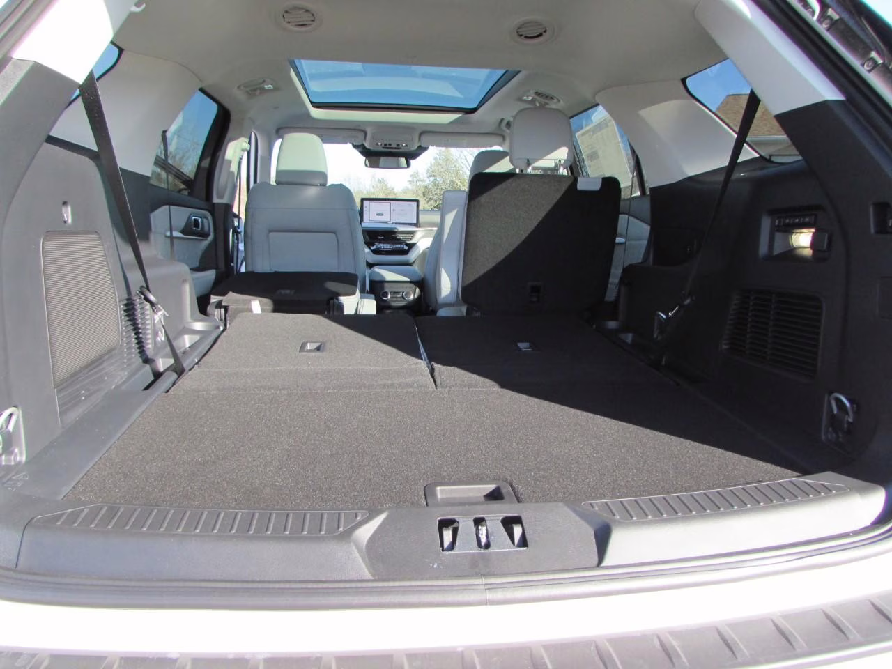 2026 Space White Metallic Ford Explorer Platinum 4X4 SUV