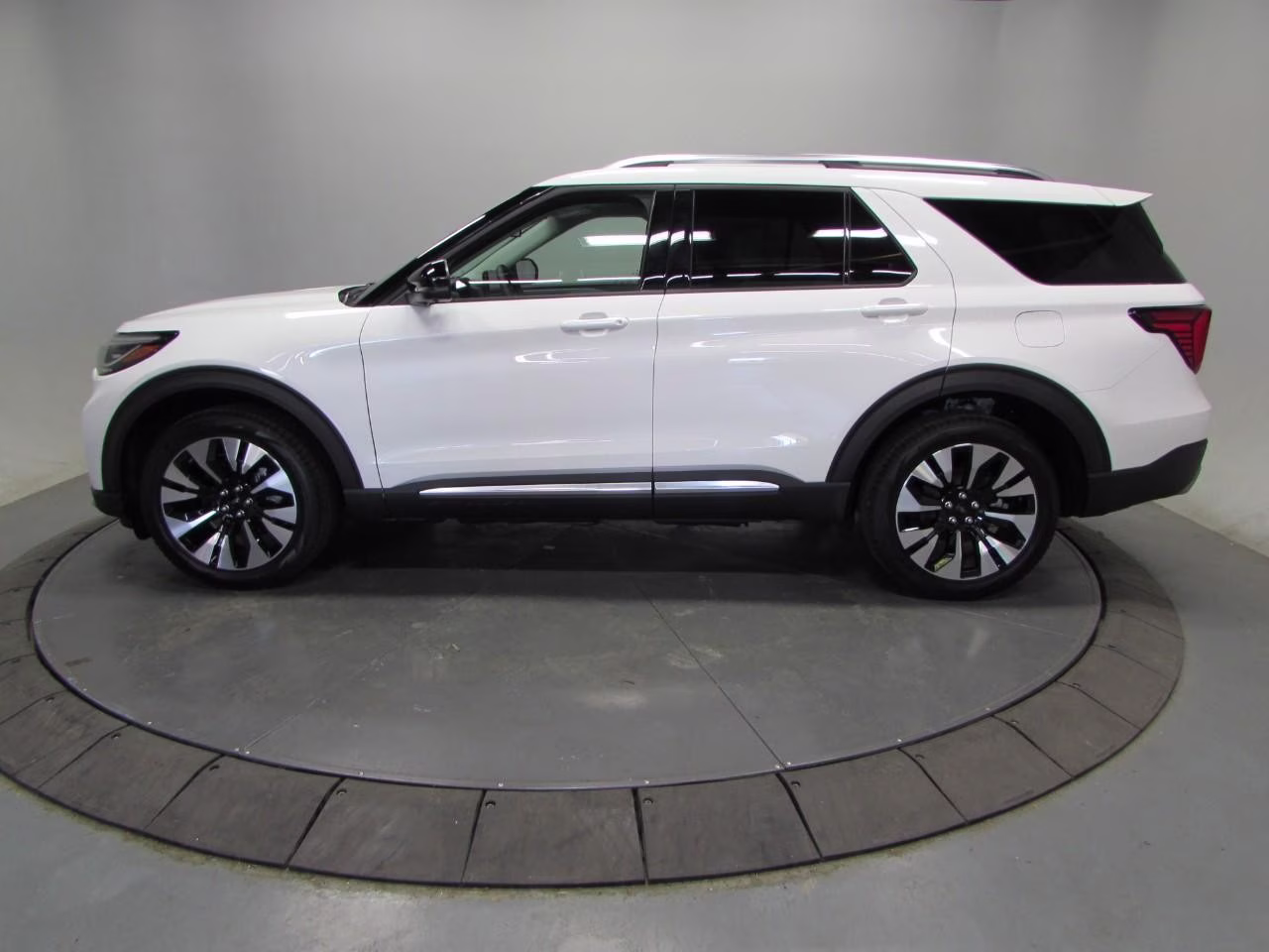 2026 Space White Metallic Ford Explorer Platinum 4X4 SUV