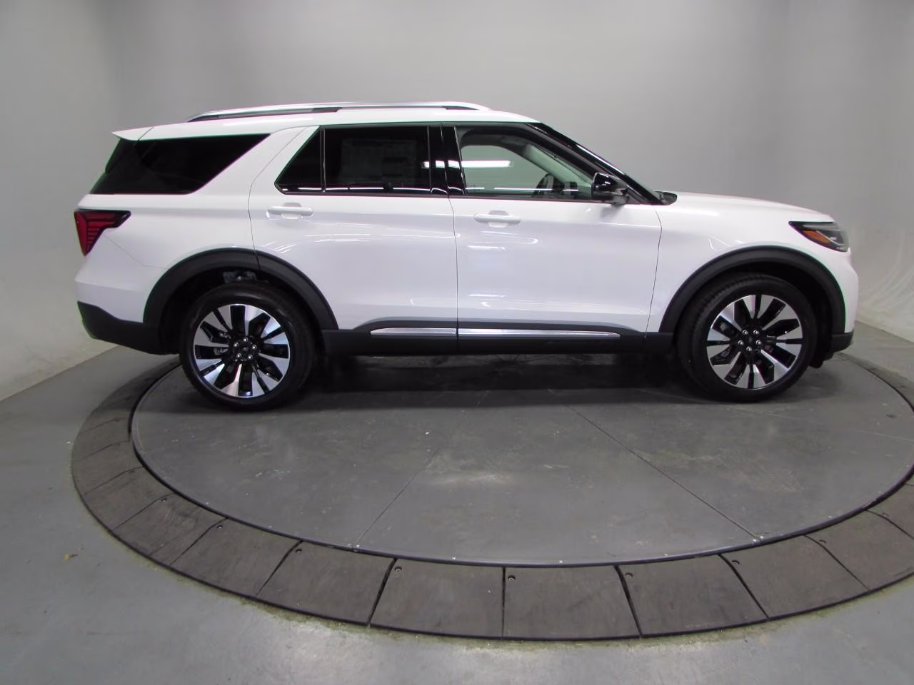 2026 Space White Metallic Ford Explorer Platinum 4X4 SUV