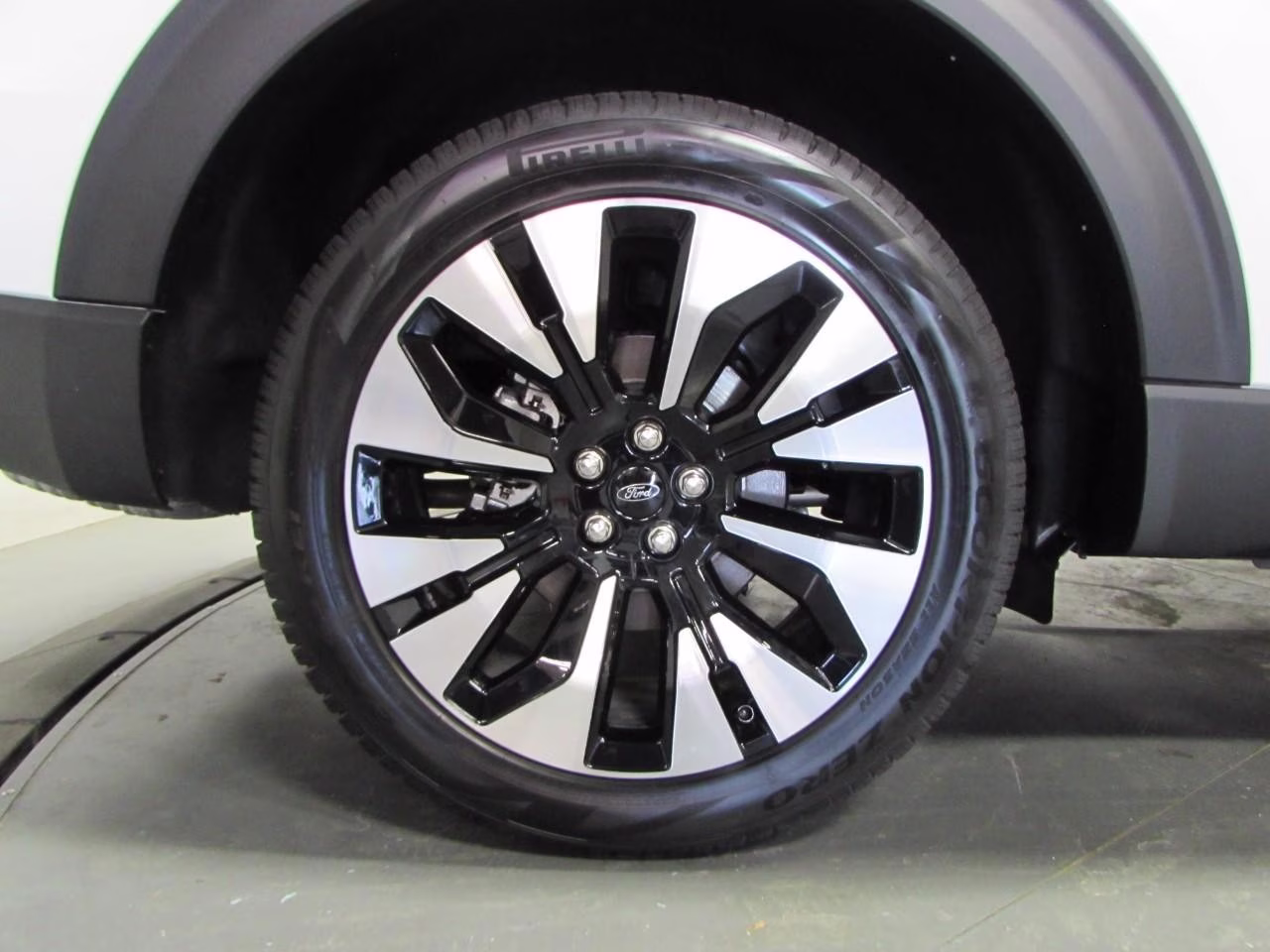 2026 Space White Metallic Ford Explorer Platinum 4X4 SUV