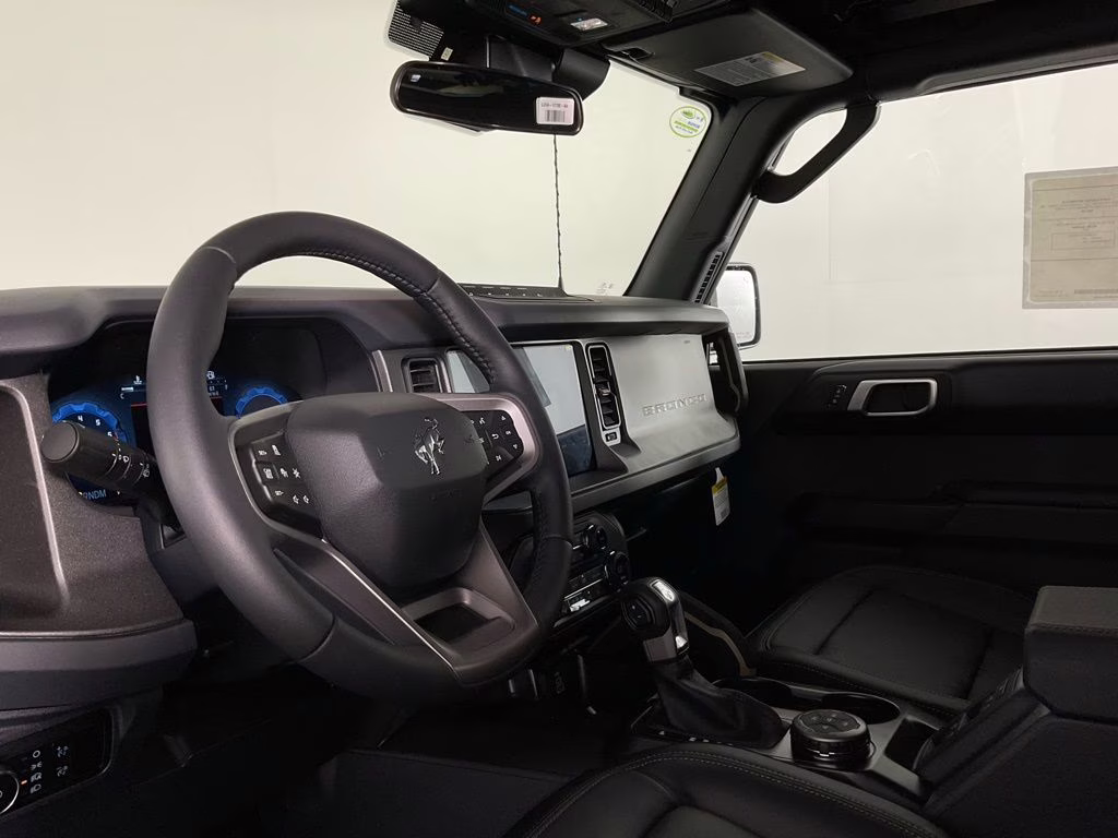 2026 Oxford White Ford Bronco Badlands 4X4 SUV