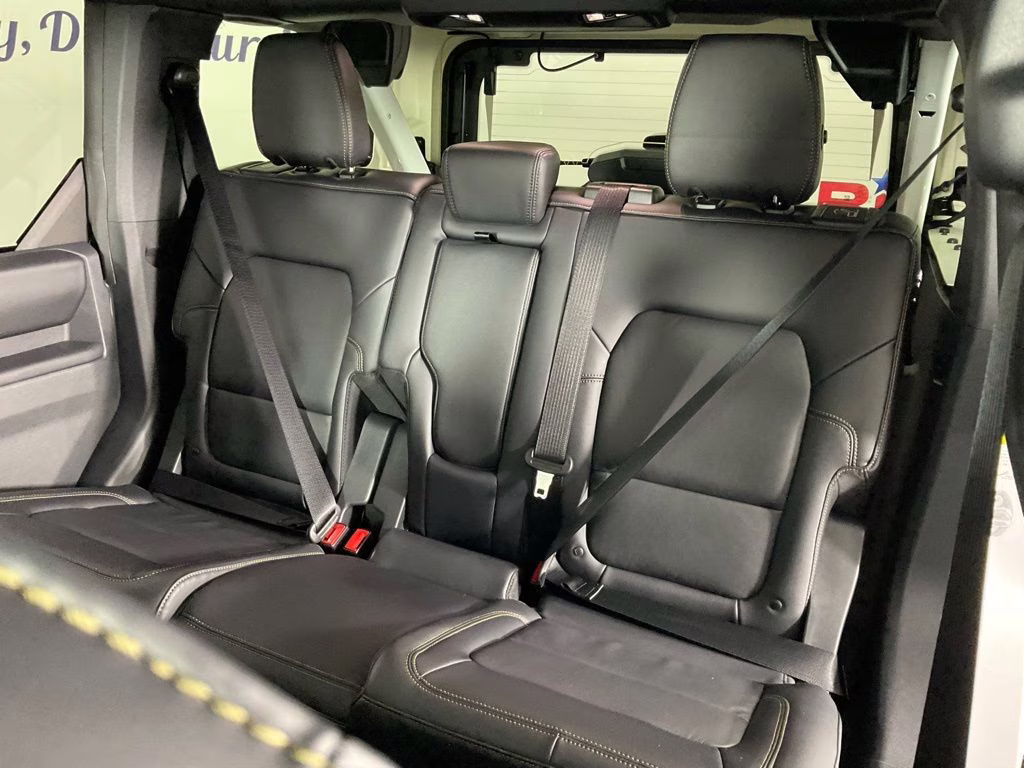 2026 Oxford White Ford Bronco Badlands 4X4 SUV