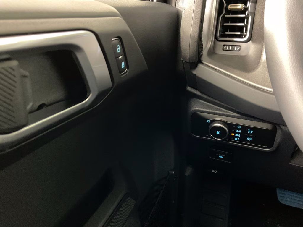 2026 Oxford White Ford Bronco Badlands 4X4 SUV