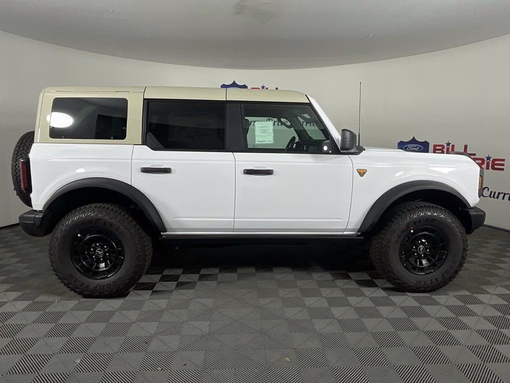 2026 Oxford White Ford Bronco Badlands 4X4 SUV