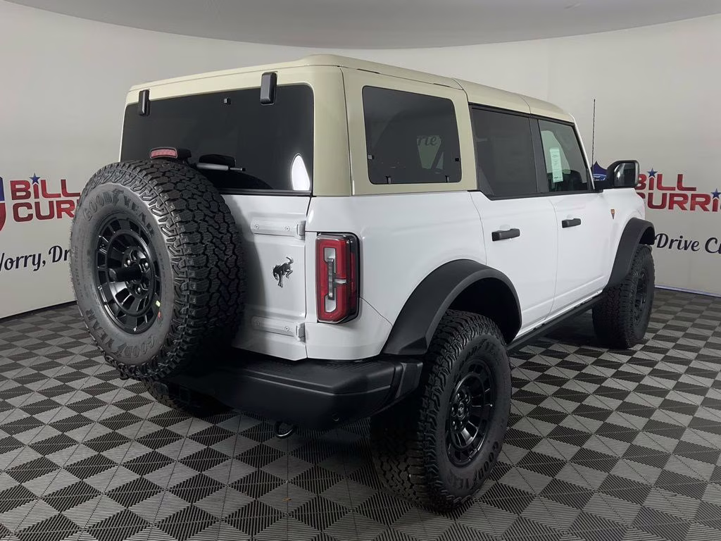 2026 Oxford White Ford Bronco Badlands 4X4 SUV