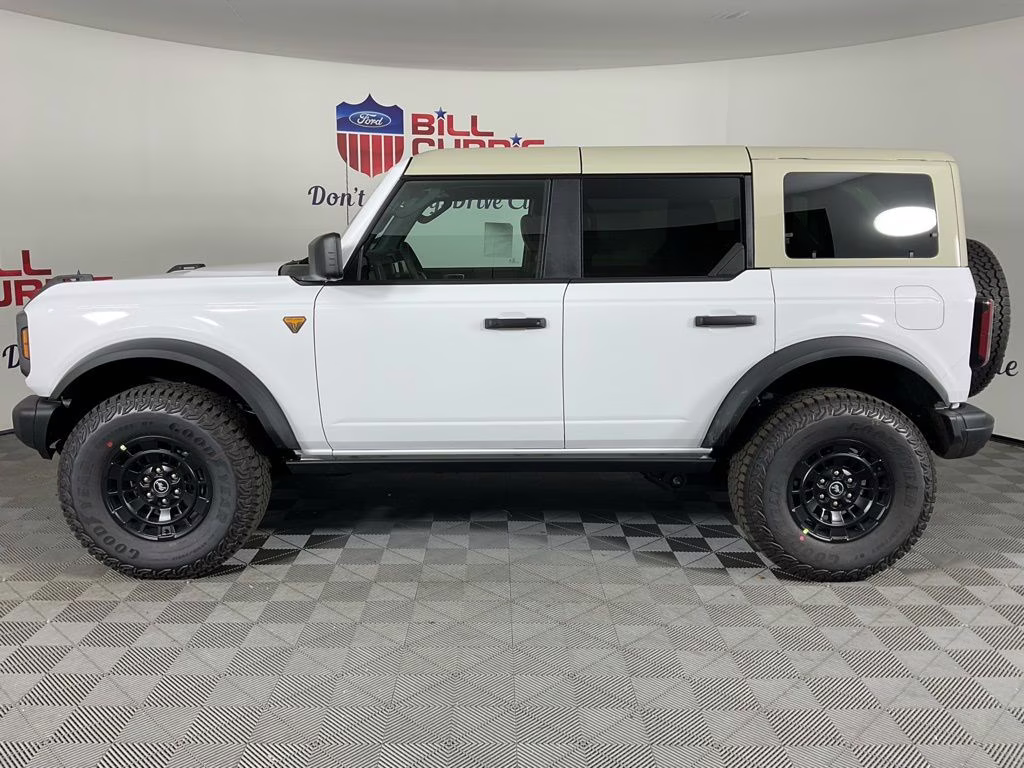 2026 Oxford White Ford Bronco Badlands 4X4 SUV