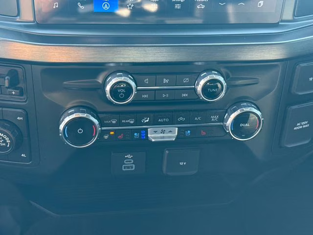 2023 White Metallic Ford Super Duty F-250 SRW Lariat 4X4 Truck