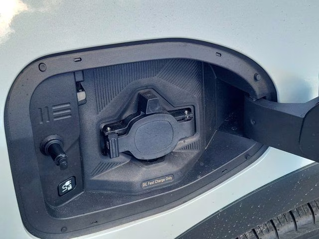 2026 Everest White Pearl/Black Nissan LEAF SV+ FWD SUV