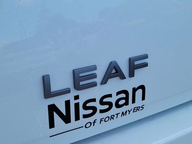 2026 Everest White Pearl/Black Nissan LEAF SV+ FWD SUV
