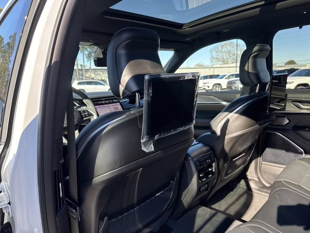 2023 Bright White Clearcoat Jeep Grand Cherokee 4xe Overland 4X4 SUV