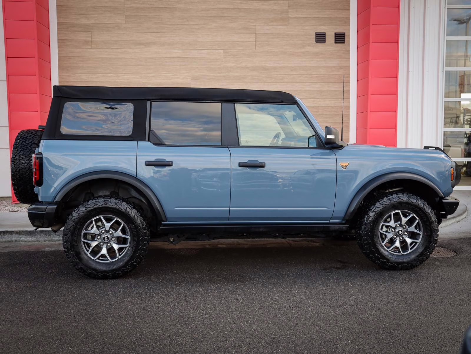 2024 Azure Gray Metallic Tri-Coat Ford Bronco Badlands 4 Door Advanced 4x4 4X4 SUV
