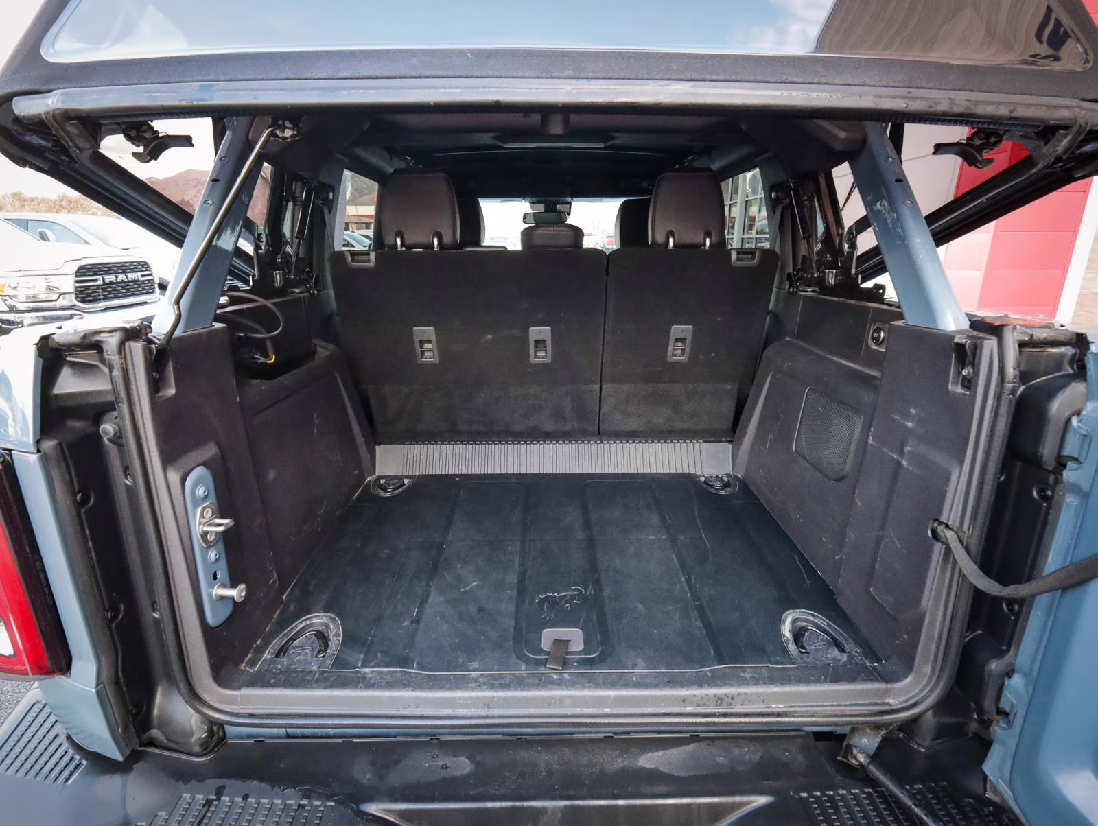 2024 Azure Gray Metallic Tri-Coat Ford Bronco Badlands 4 Door Advanced 4x4 4X4 SUV