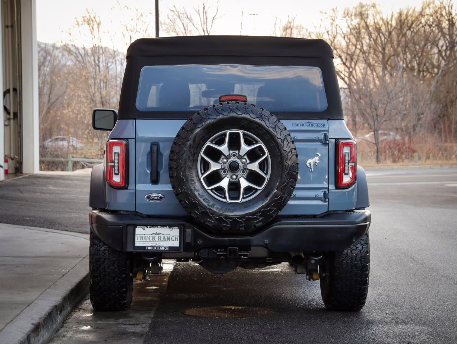 2024 Azure Gray Metallic Tri-Coat Ford Bronco Badlands 4 Door Advanced 4x4 4X4 SUV