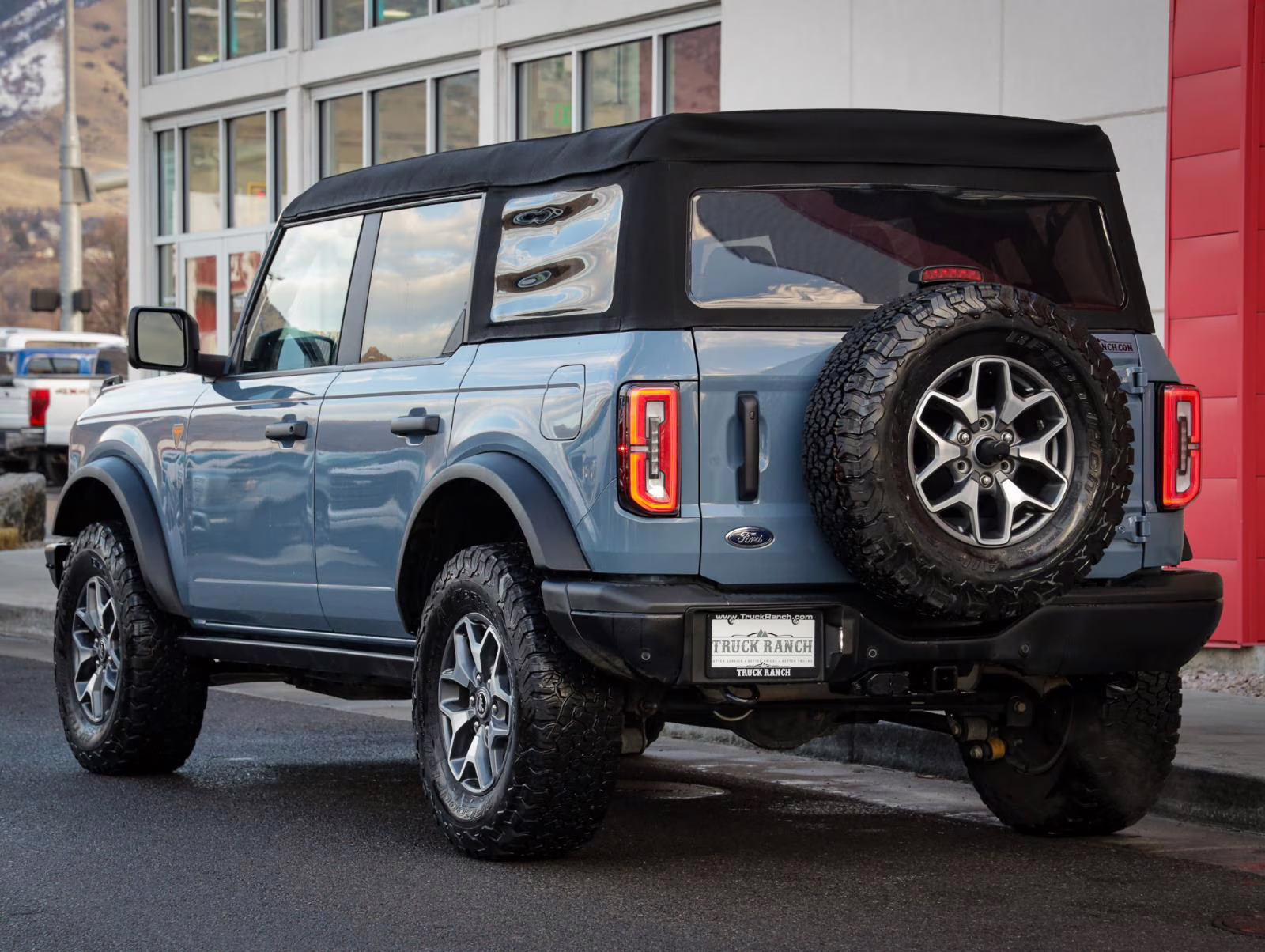 2024 Azure Gray Metallic Tri-Coat Ford Bronco Badlands 4 Door Advanced 4x4 4X4 SUV