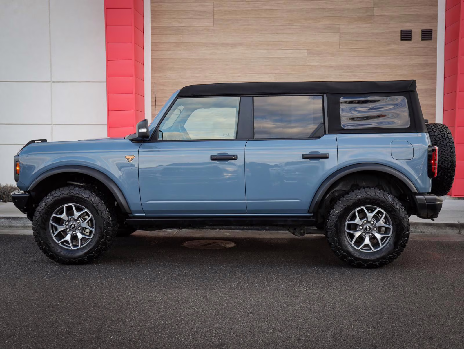 2024 Azure Gray Metallic Tri-Coat Ford Bronco Badlands 4 Door Advanced 4x4 4X4 SUV