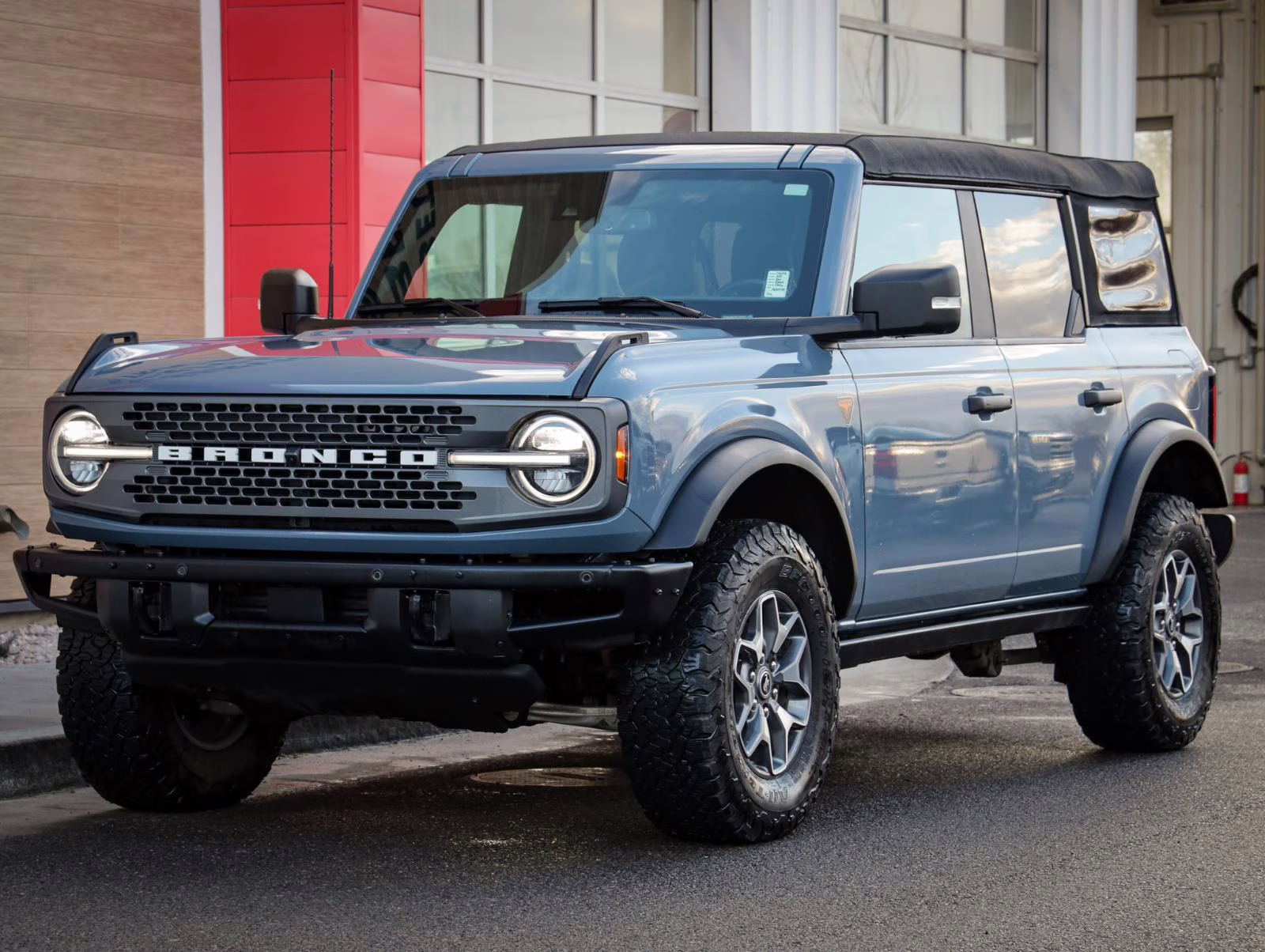 2024 Azure Gray Metallic Tri-Coat Ford Bronco Badlands 4 Door Advanced 4x4 4X4 SUV