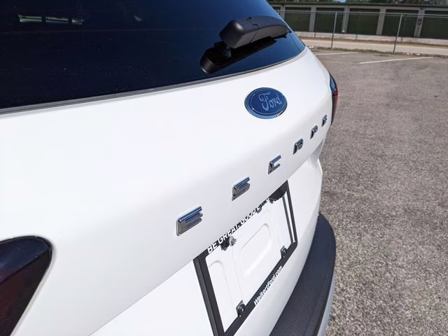 2026 Oxford White Ford Escape Active FWD SUV