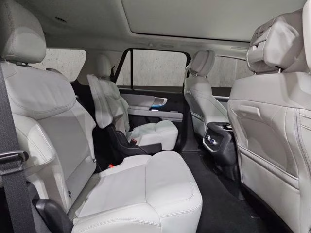 2026 Star White Metallic Tri-Coat Ford Expedition Platinum 4X4 SUV