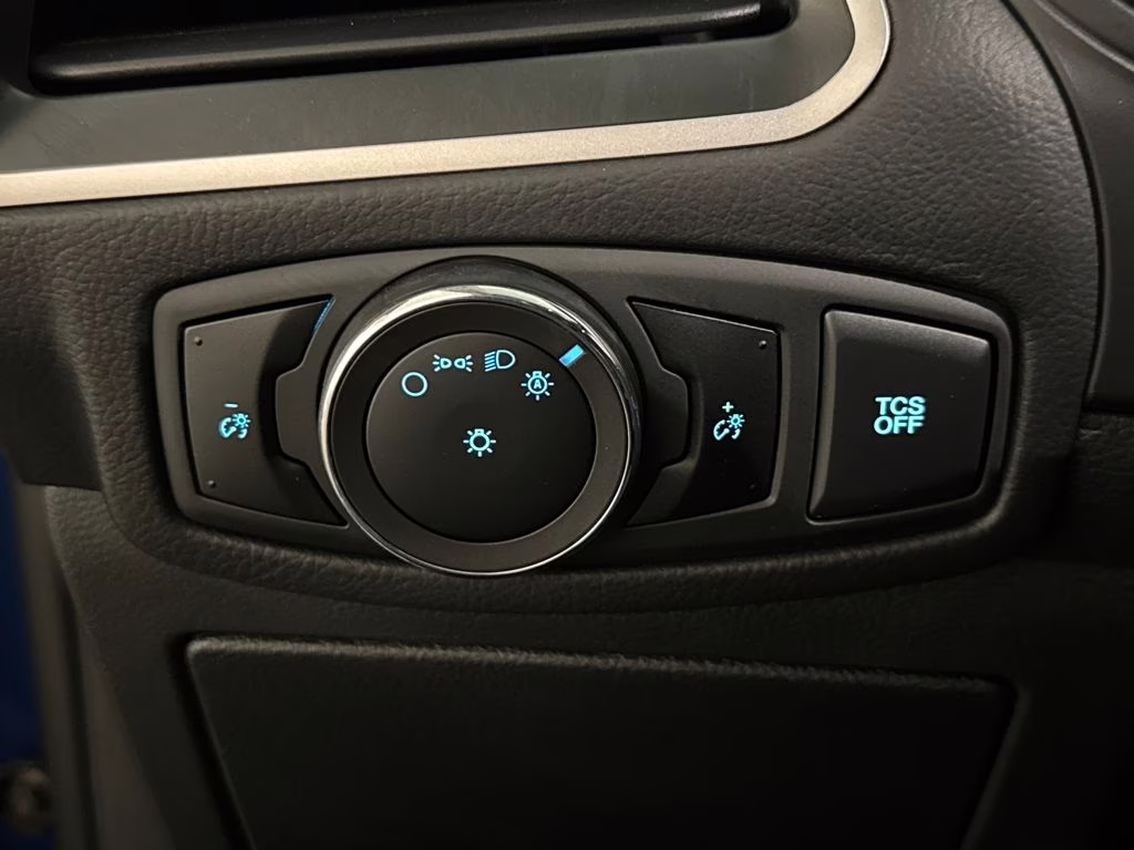 2024 Atlas Blue Metallic Ford Edge SE AWD SUV