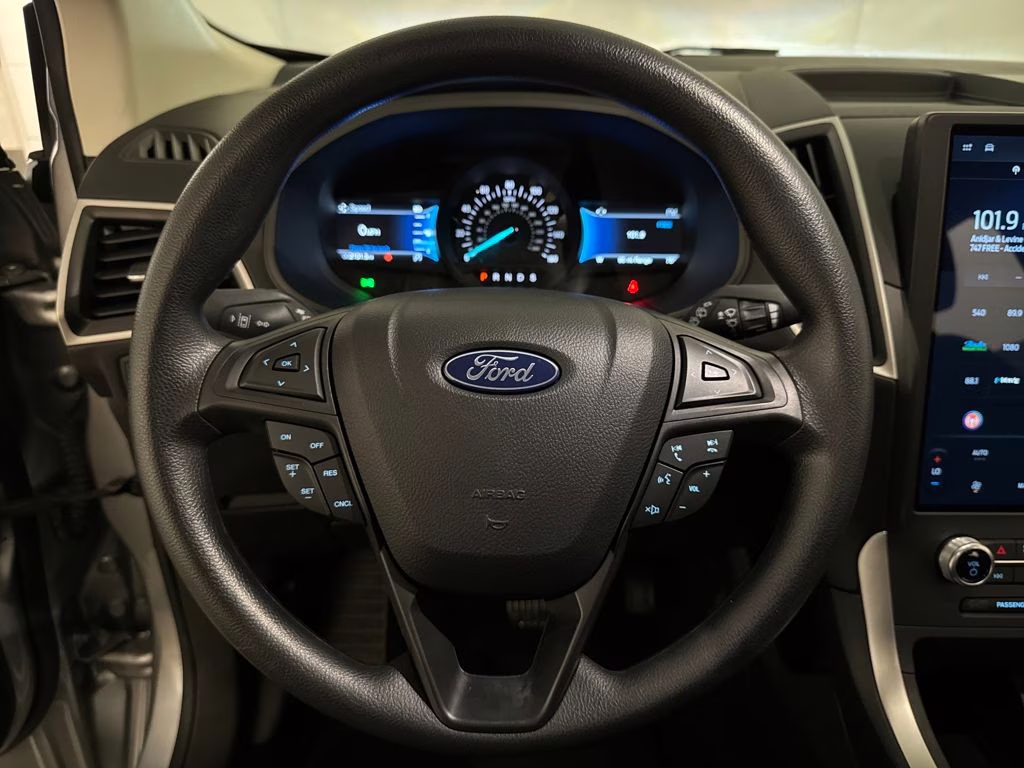 2024 Iconic Silver Metallic Ford Edge SE AWD SUV