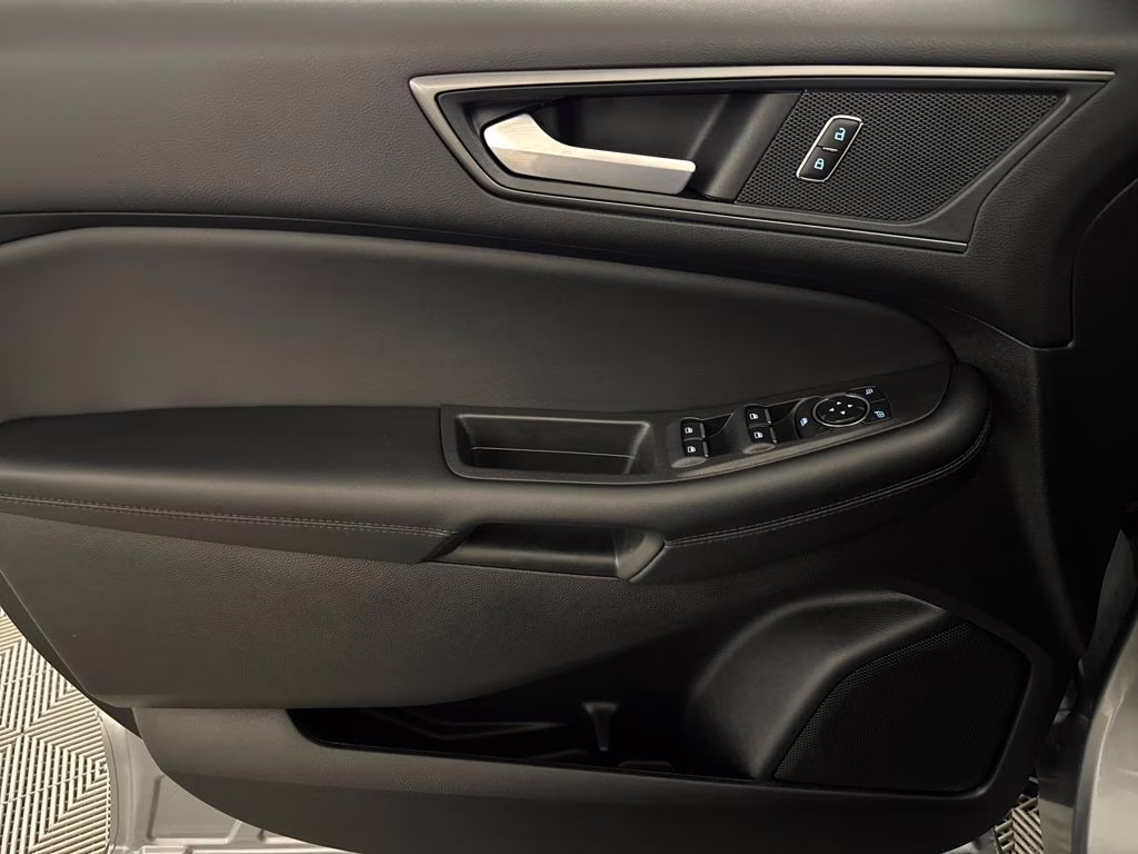 2024 Iconic Silver Metallic Ford Edge SE AWD SUV