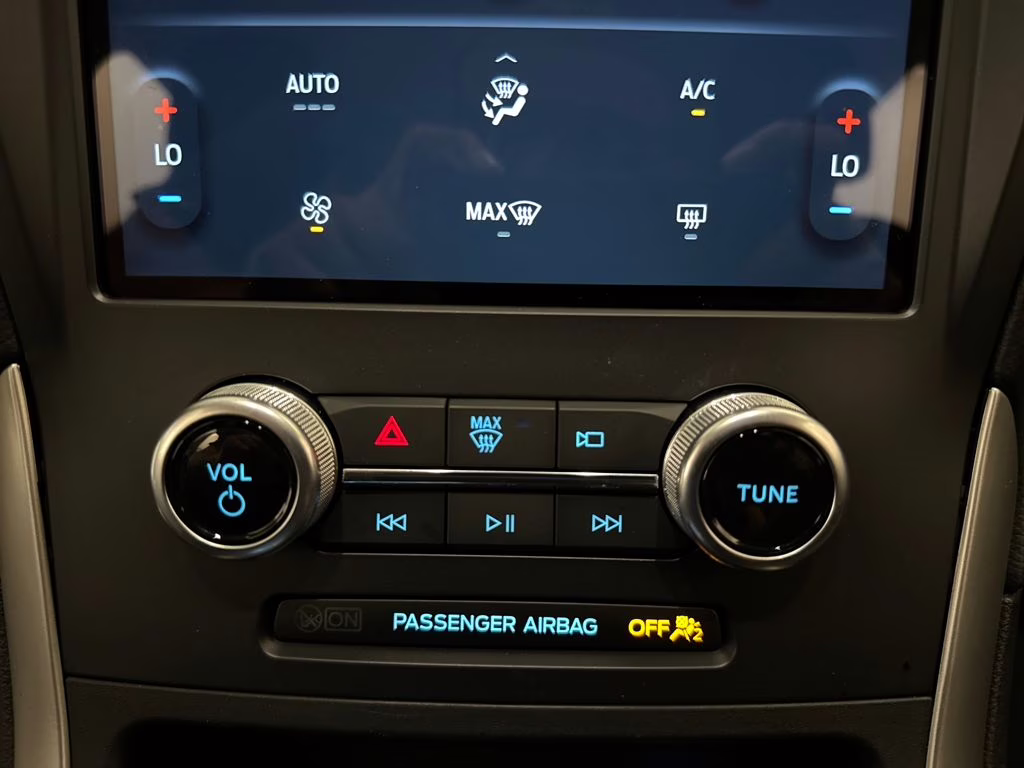 2024 Iconic Silver Metallic Ford Edge SE AWD SUV