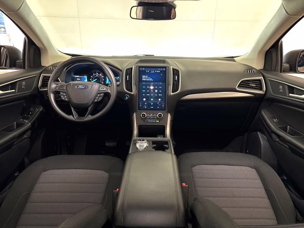 2024 Iconic Silver Metallic Ford Edge SE AWD SUV