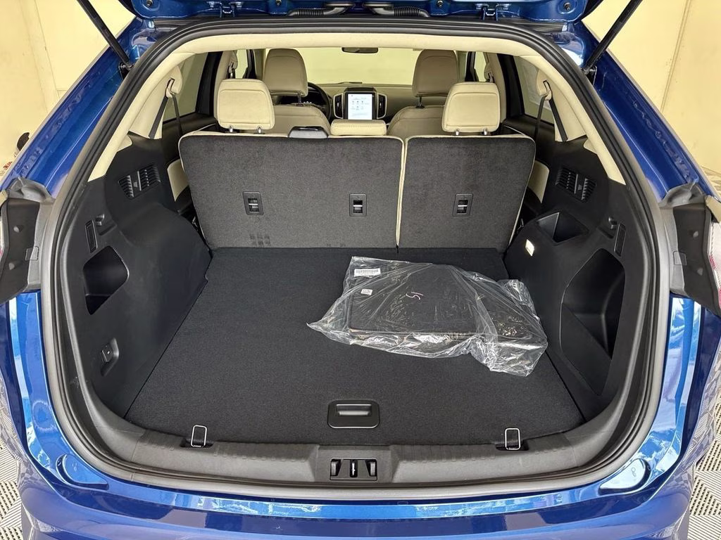 2024 Atlas Blue Metallic Ford Edge SE AWD SUV