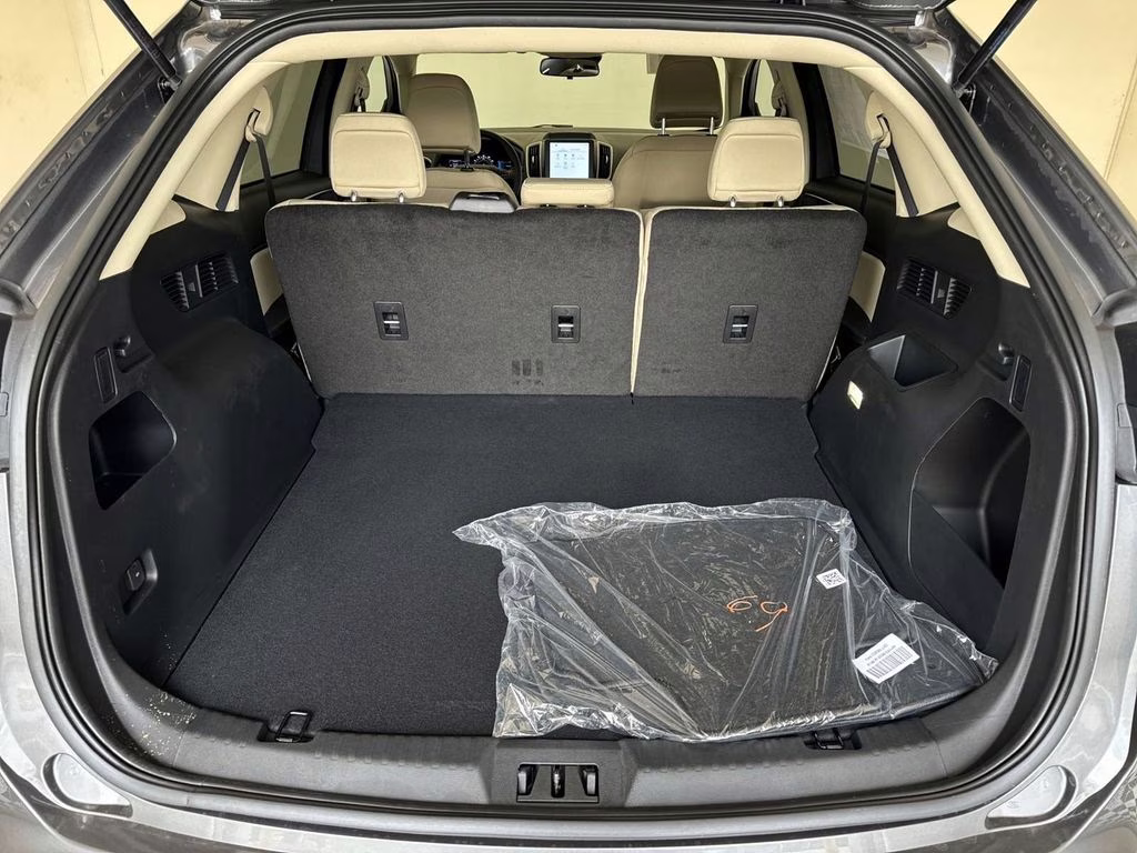 2024 Carbonized Gray Metallic Ford Edge SE AWD SUV