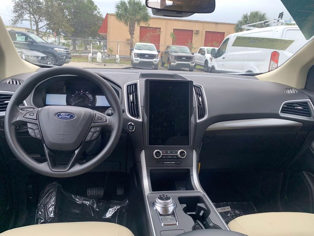 2024 Silver Metallic Ford Edge SE AWD SUV
