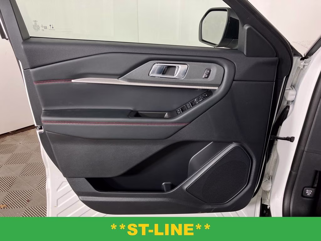 2026 Star White Metallic Tri-Coat Ford Explorer ST-Line RWD SUV