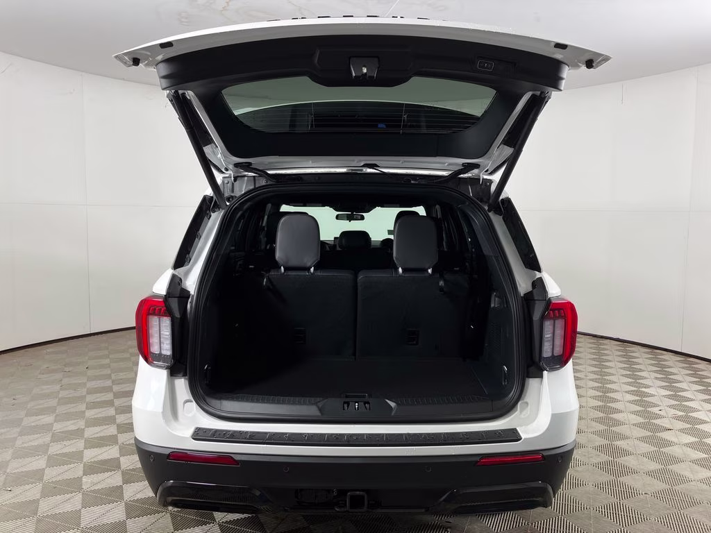 2026 Star White Metallic Tri-Coat Ford Explorer ST-Line RWD SUV