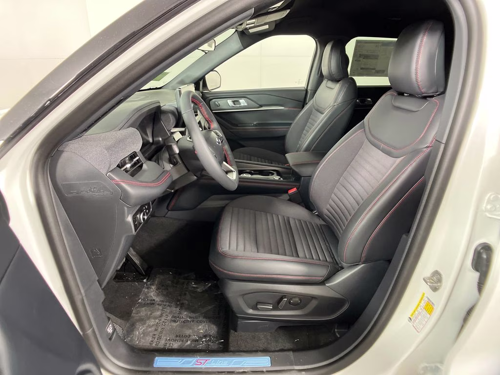 2026 Star White Metallic Tri-Coat Ford Explorer ST-Line RWD SUV