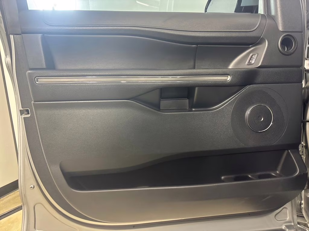 2022 Silver Metallic Ford Expedition Max XLT RWD SUV