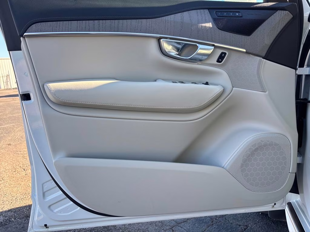 2025 Crystal White Pearl Volvo XC90 B6 Ultra AWD SUV