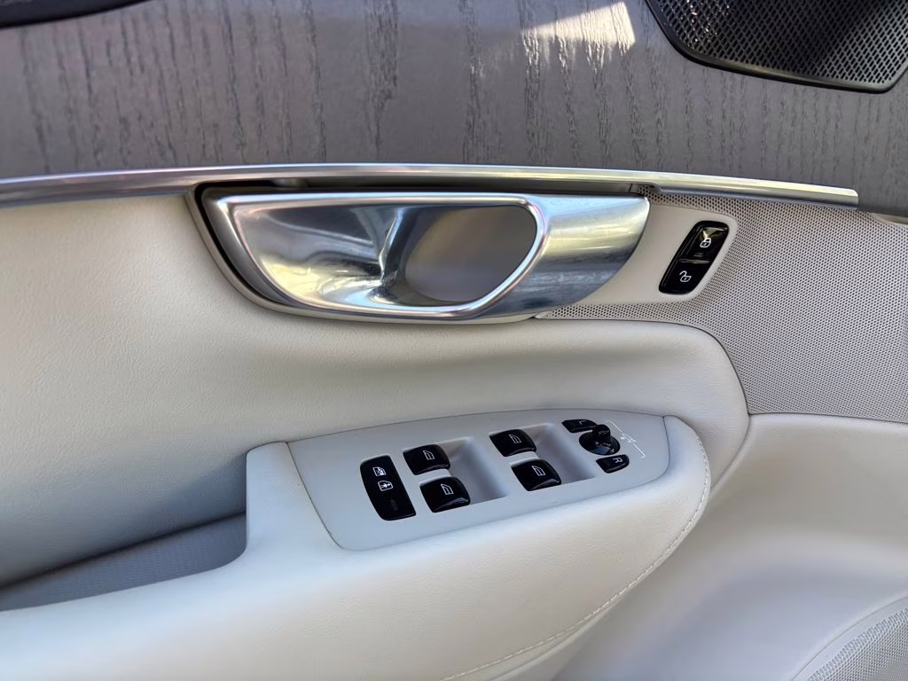 2025 Crystal White Pearl Volvo XC90 B6 Ultra AWD SUV