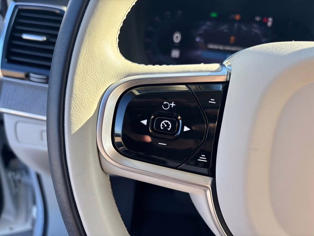 2025 Crystal White Pearl Volvo XC90 B6 Ultra AWD SUV