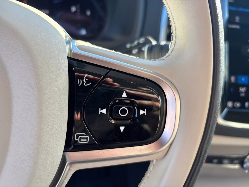2025 Crystal White Pearl Volvo XC90 B6 Ultra AWD SUV