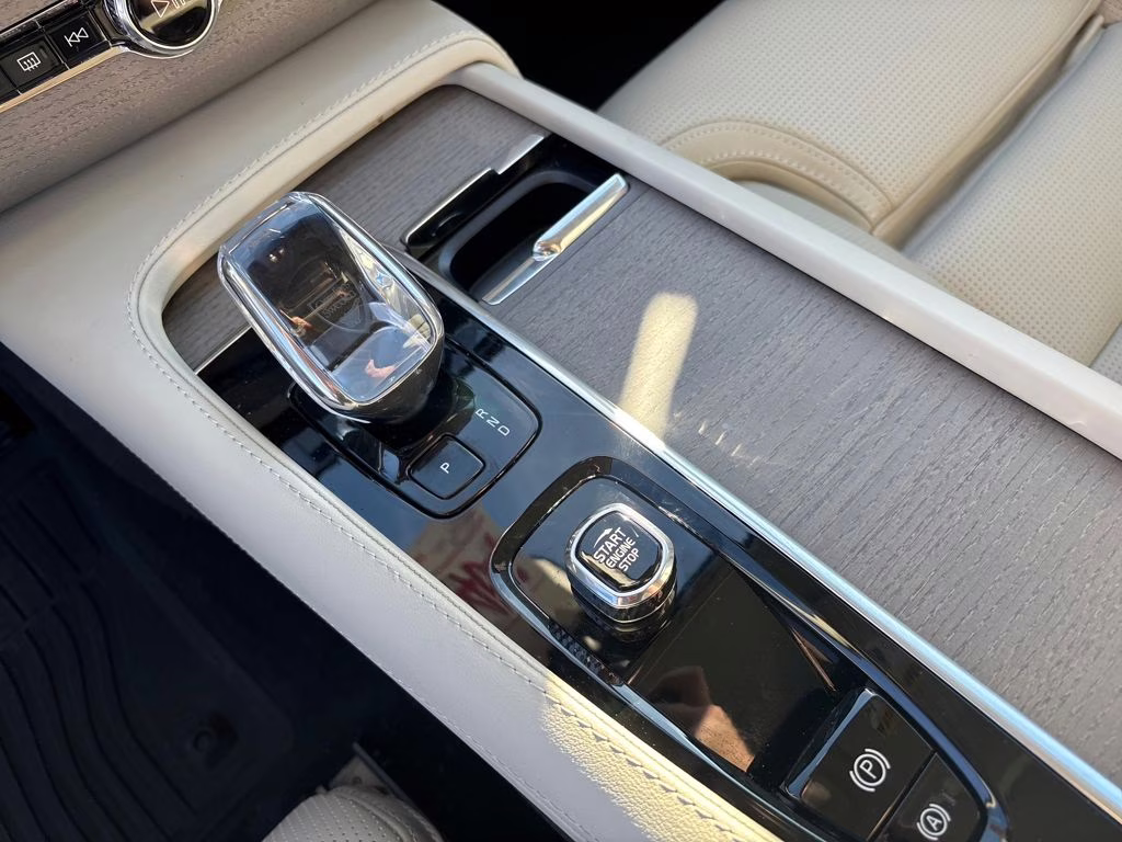 2025 Crystal White Pearl Volvo XC90 B6 Ultra AWD SUV