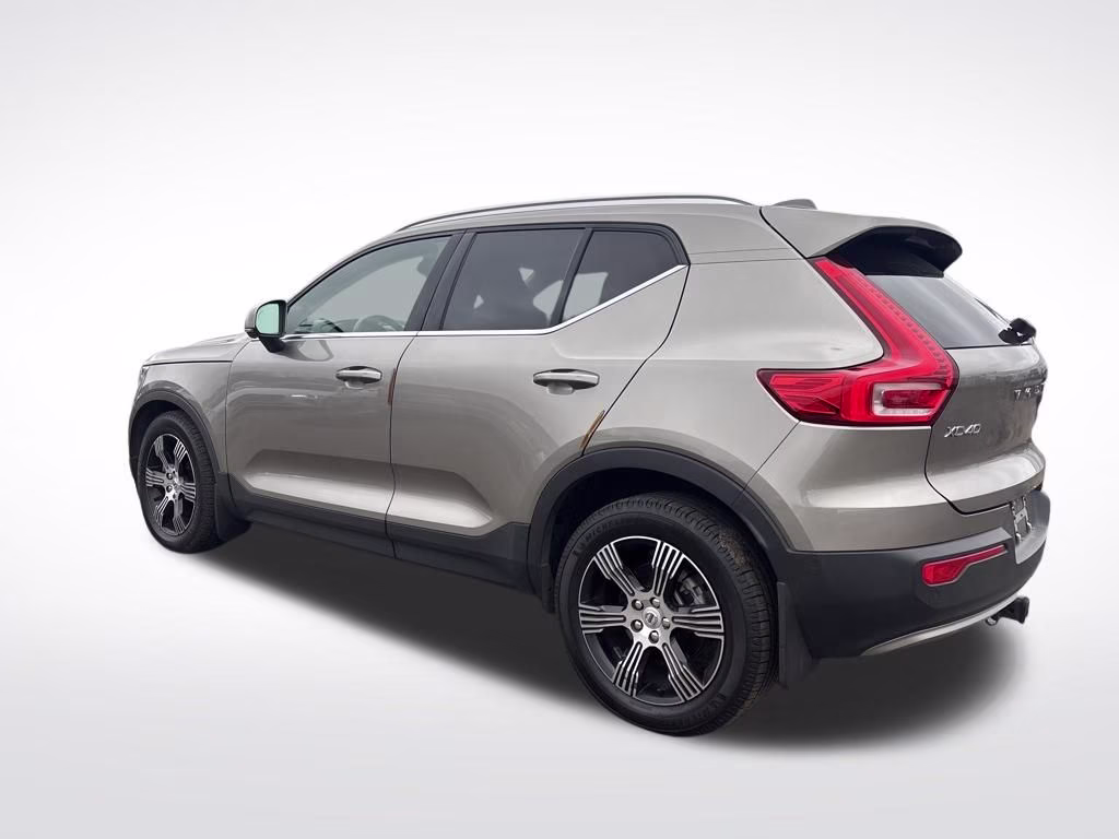 2021 Glacier Silver Metallic Volvo XC40 T5 Inscription AWD SUV