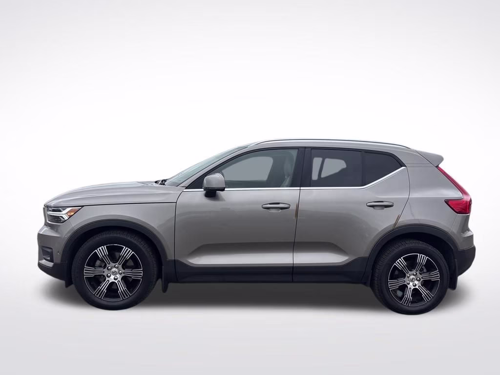 2021 Glacier Silver Metallic Volvo XC40 T5 Inscription AWD SUV