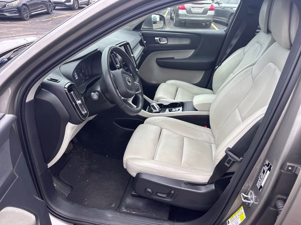 2021 Glacier Silver Metallic Volvo XC40 T5 Inscription AWD SUV