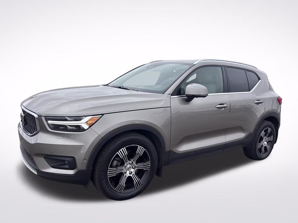 2021 Glacier Silver Metallic Volvo XC40 T5 Inscription AWD SUV