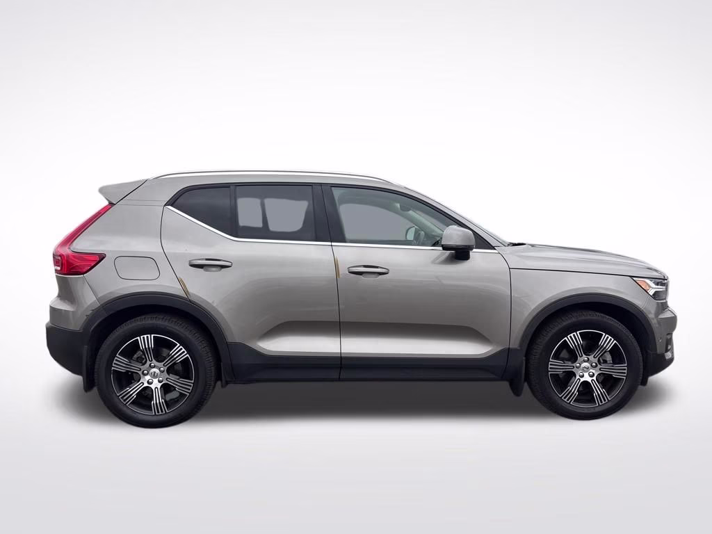 2021 Glacier Silver Metallic Volvo XC40 T5 Inscription AWD SUV