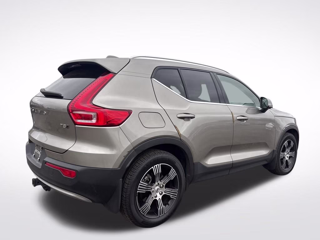 2021 Glacier Silver Metallic Volvo XC40 T5 Inscription AWD SUV