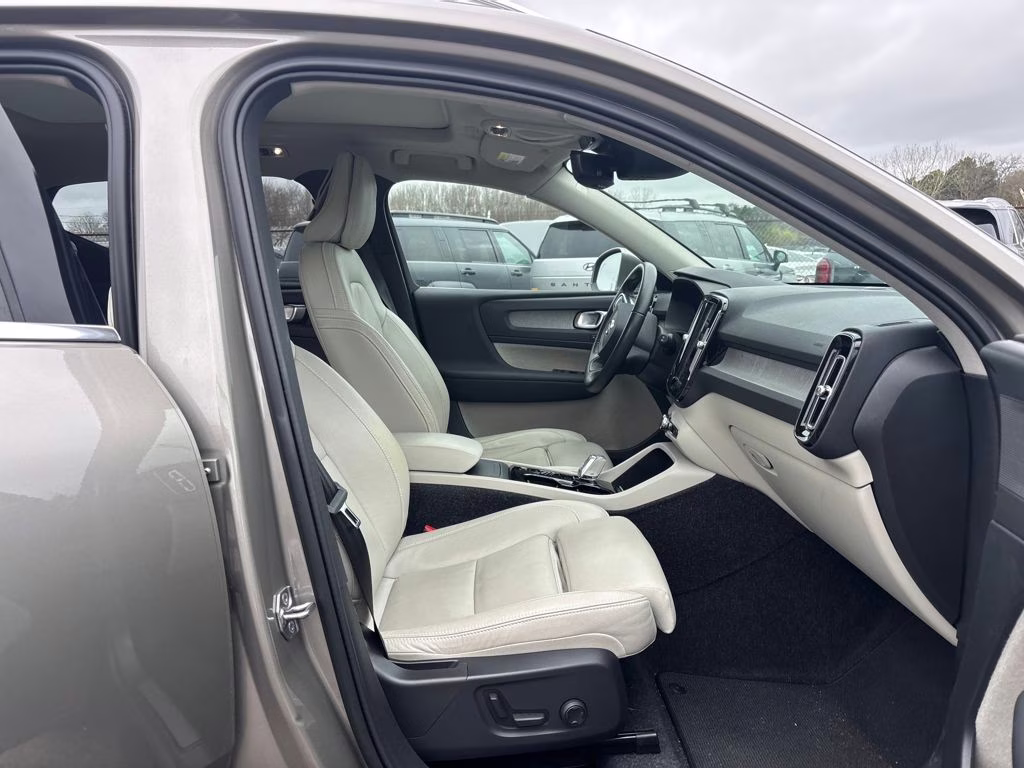 2021 Glacier Silver Metallic Volvo XC40 T5 Inscription AWD SUV