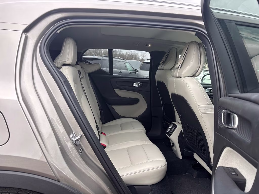 2021 Glacier Silver Metallic Volvo XC40 T5 Inscription AWD SUV