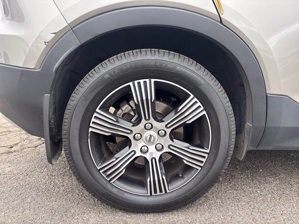 2021 Glacier Silver Metallic Volvo XC40 T5 Inscription AWD SUV