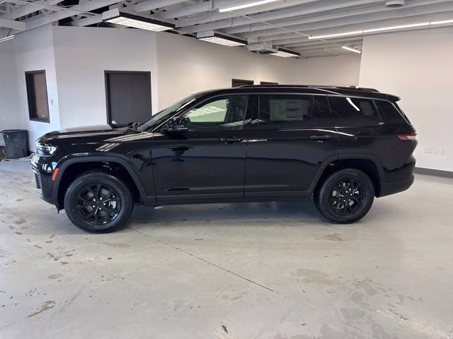 2026 Diamond Black Crystal Pearlcoat Jeep Grand Cherokee L Altitude 4X4 SUV