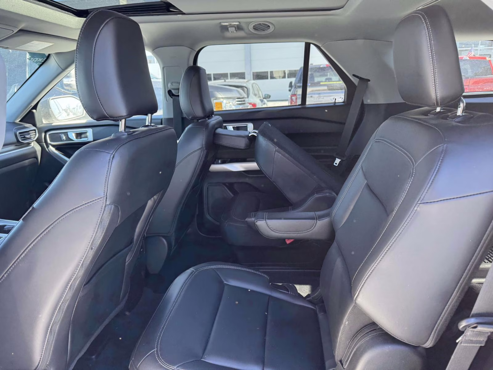 2022 Star White Metallic Tri-Coat Ford Explorer XLT 4WD 4X4 SUV